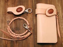 財布、チェーン、キーホルダの3点セットです